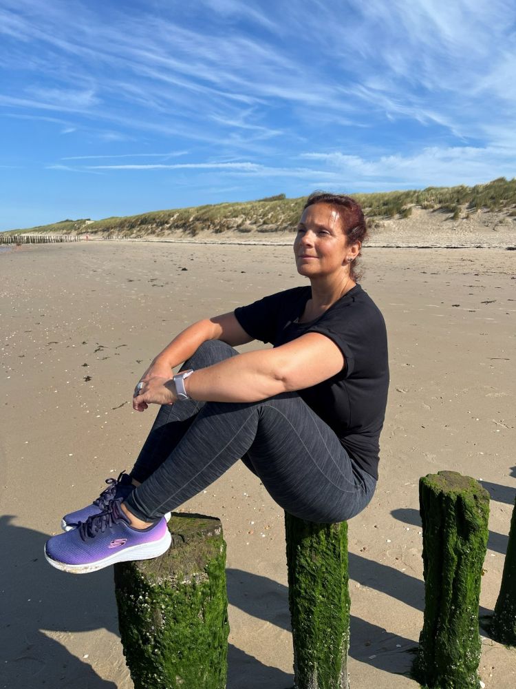 Sandy actief in beweging aan zee