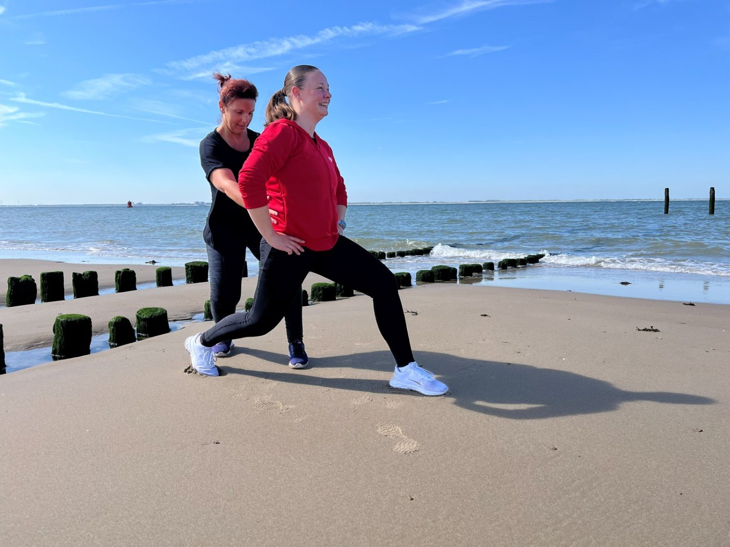 Sandy begeleidt een oefening op het strand van Walcheren
