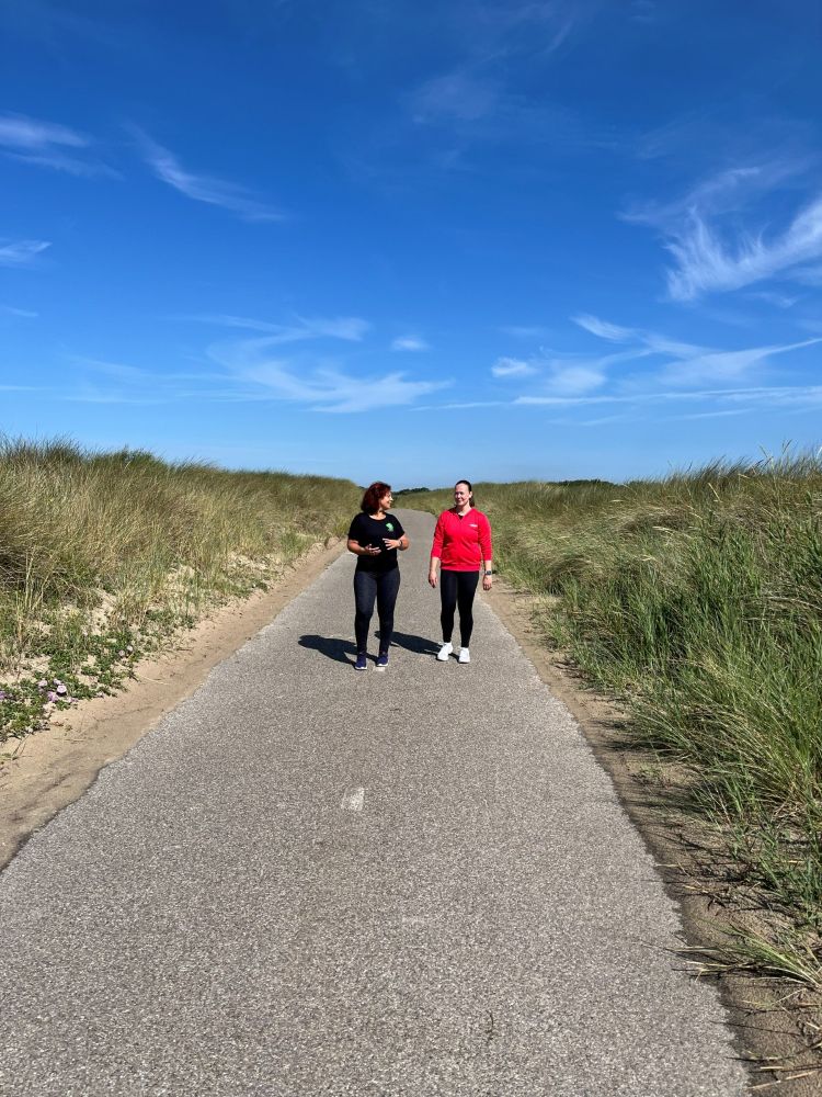 Sandy in gesprek tijdens een wandeling